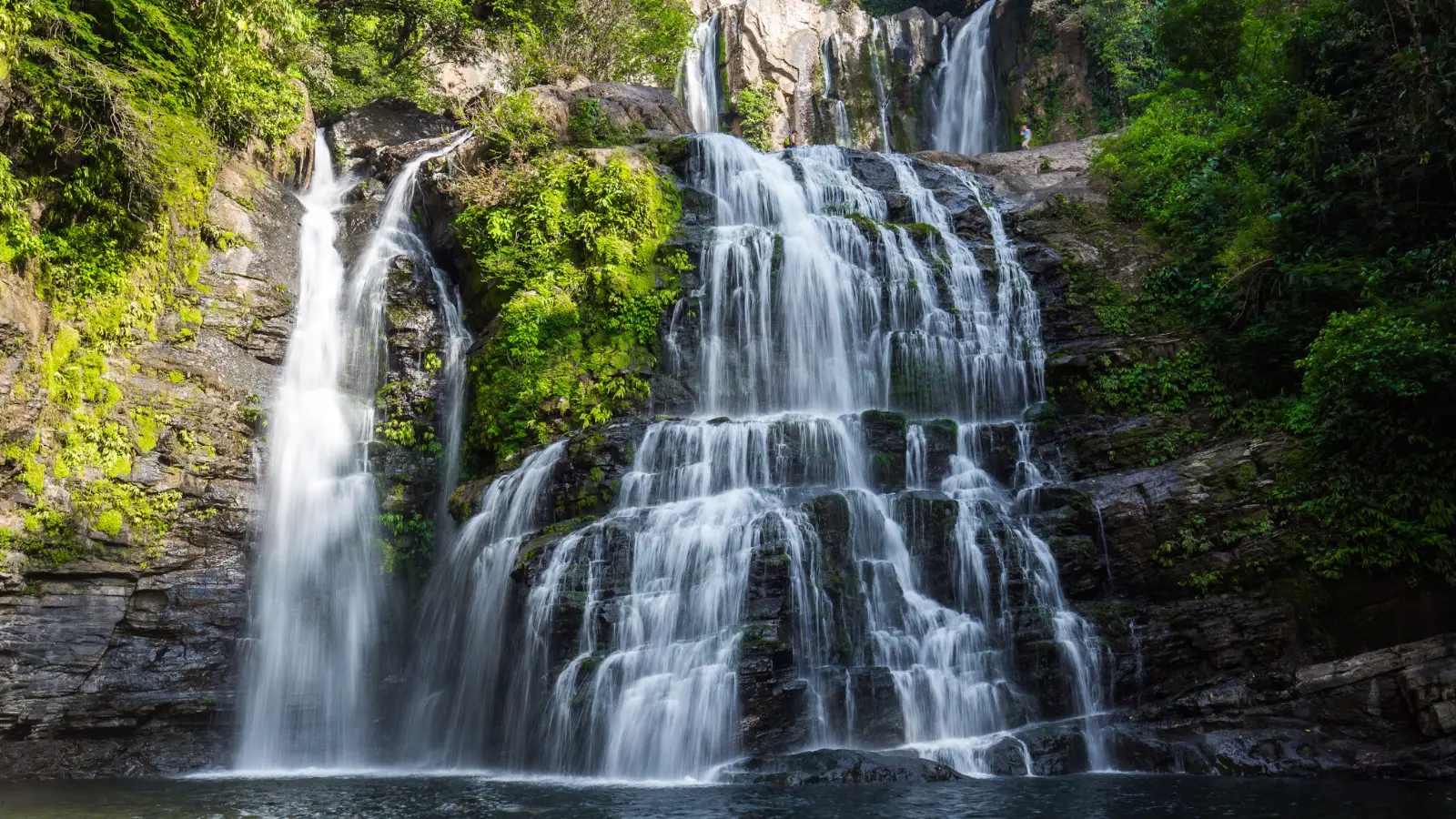 Las dos cataratas Nauyaca caen a una poza natural en el bosque tropical del sur de Costa Rica